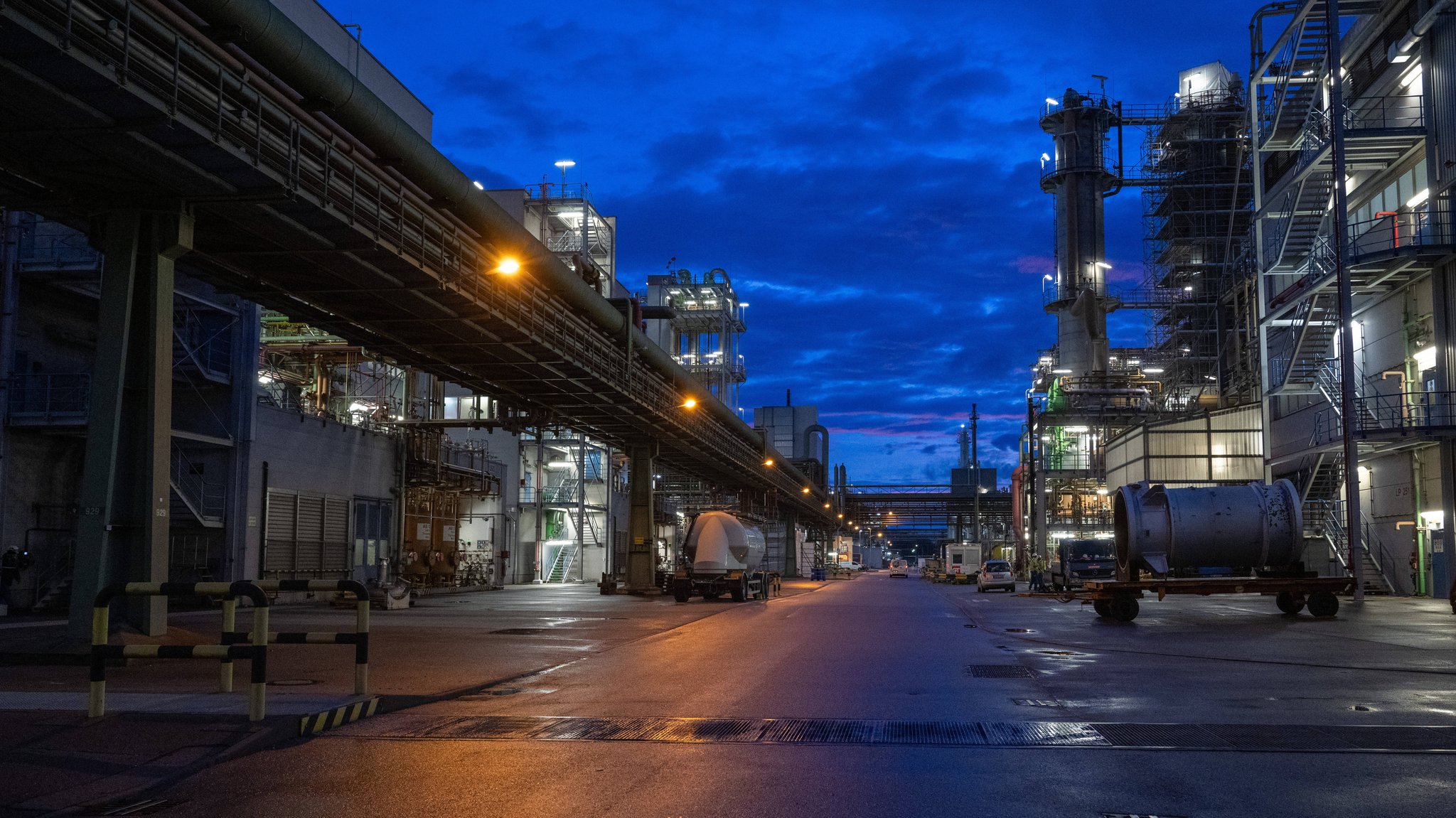 Im Werk von Wacker Chemie bei Mehring sind Produktionsanlage, Leitungen und Tanks zu sehen