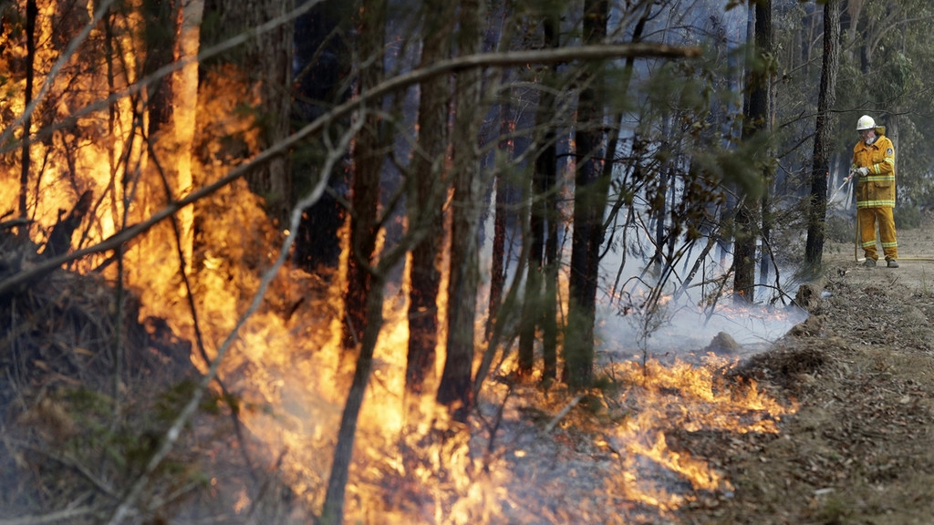 Ein Feuerwehrmann in Australien bewältigt einen kontrollierten Brand