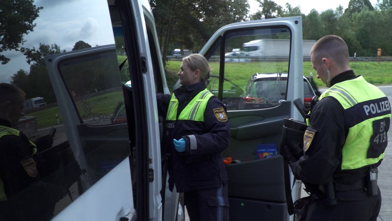 Fast täglich stoppt die bayerische Polizei von Schleusern organisierte Fahrten, die Menschen illegal über die Grenze bringen sollen. 