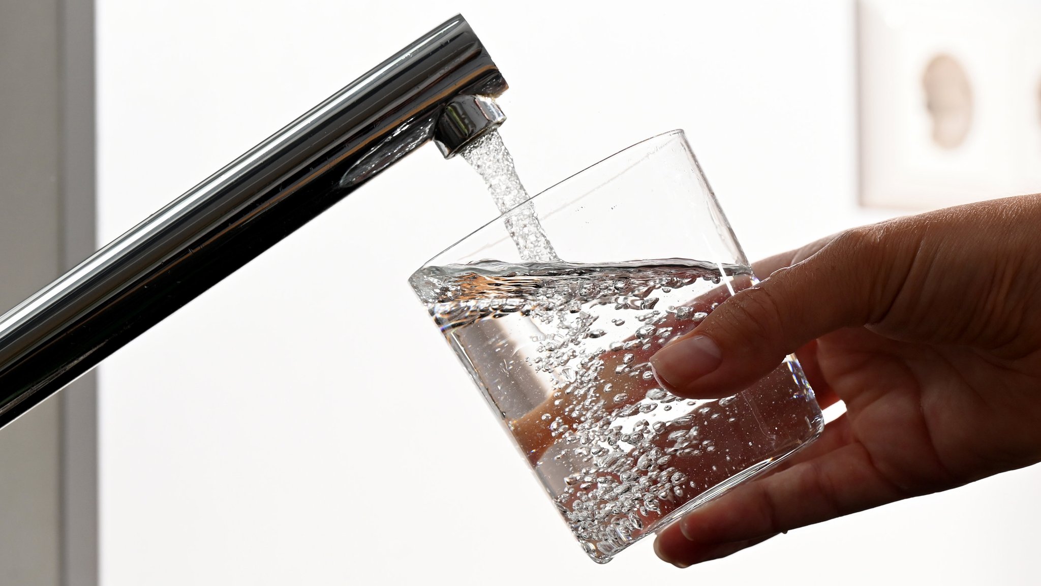 Trinkwasser aus der Leitung (Symbolfoto) | Bild: dpa-Bildfunk/Bernd Weißbrod Trinkwasser aus der Leitung (Symbolfoto)