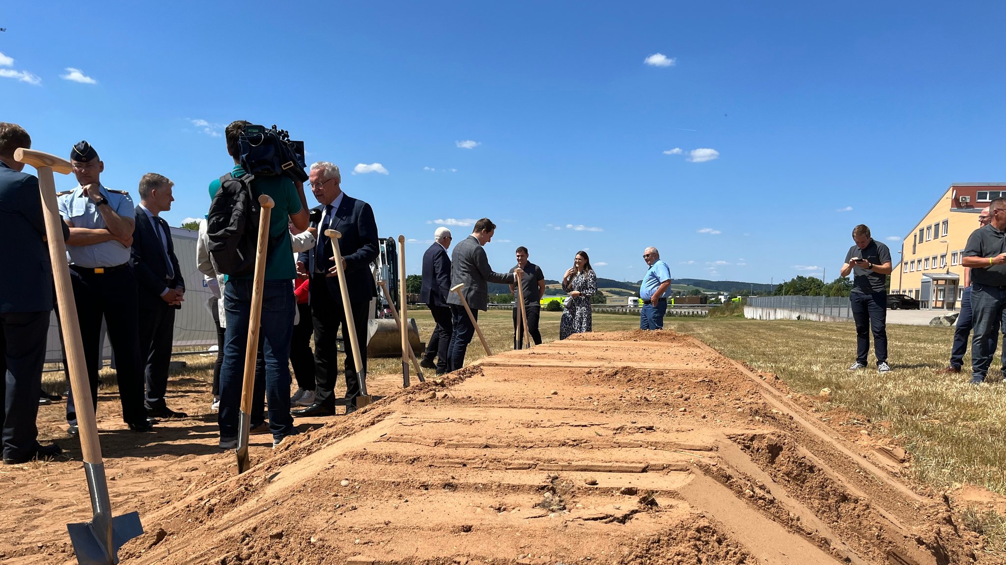 Bayerns Innenminister Joachim Herrmann (CSU) beim symbolischen Spatenstich auf dem Gelände des bayerischen Zentrums für besondere Einsatzlagen.