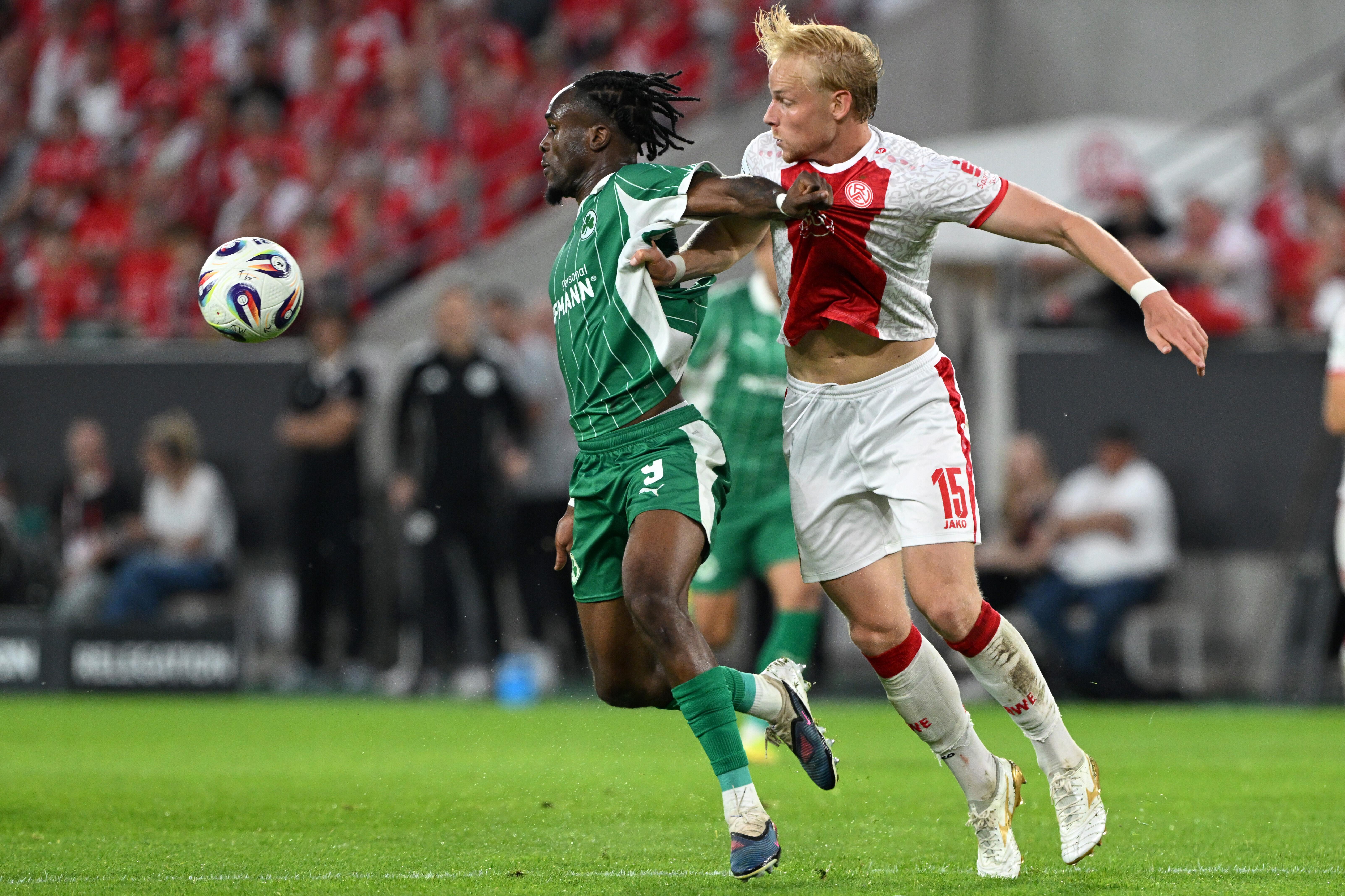 Ben Hüning (Rot-Weiss Essen) und Noel Futkeu (SpVgg Greuther Fürth)