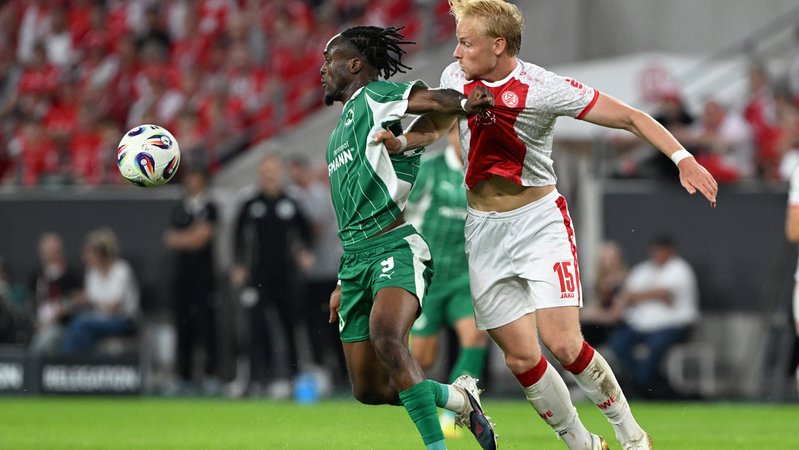 Ben Hüning (Rot-Weiss Essen) und Noel Futkeu (SpVgg Greuther Fürth) | Bild: picture alliance/dpa | Federico Gambarini Ben Hüning (Rot-Weiss Essen) und Noel Futkeu (SpVgg Greuther Fürth)