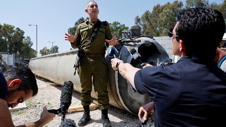 Israels Armeesprecher Hagari präsentiert Überreste einer iranischen ballistischen Rakete | Bild:Reuters/Amir Cohen