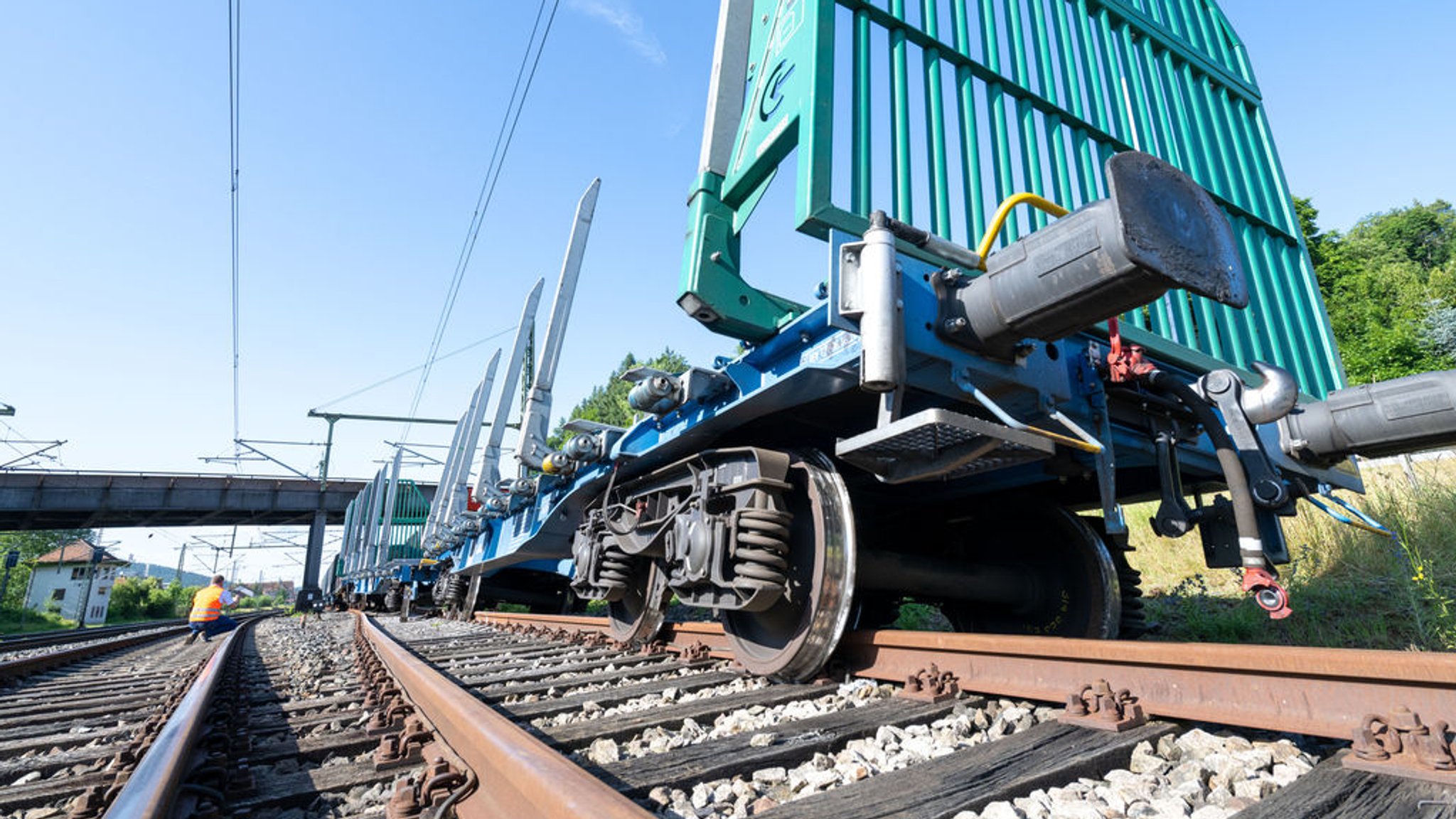 Ein Notfallmanager der Deutschen Bahn dokumentiert die entgleisten Waggons eines Güterzugs. In Kronach ist ein Güterzug teilweise entgleist und hat dabei einen Arbeiter im Gleisbett unter sich begraben. Die Kriminalpolizei hat die Ermittlungen zum genauen Unfallhergang übernommen. | Bild: dpa-Bildfunk/Pia Bayer Ein Notfallmanager der Deutschen Bahn dokumentiert die entgleisten Waggons eines Güterzugs. In Kronach ist ein Güterzug teilweise entgleist und hat dabei einen Arbeiter im Gleisbett unter sich begraben. Die Kriminalpolizei hat die Ermittlungen zum genauen Unfallhergang übernommen.