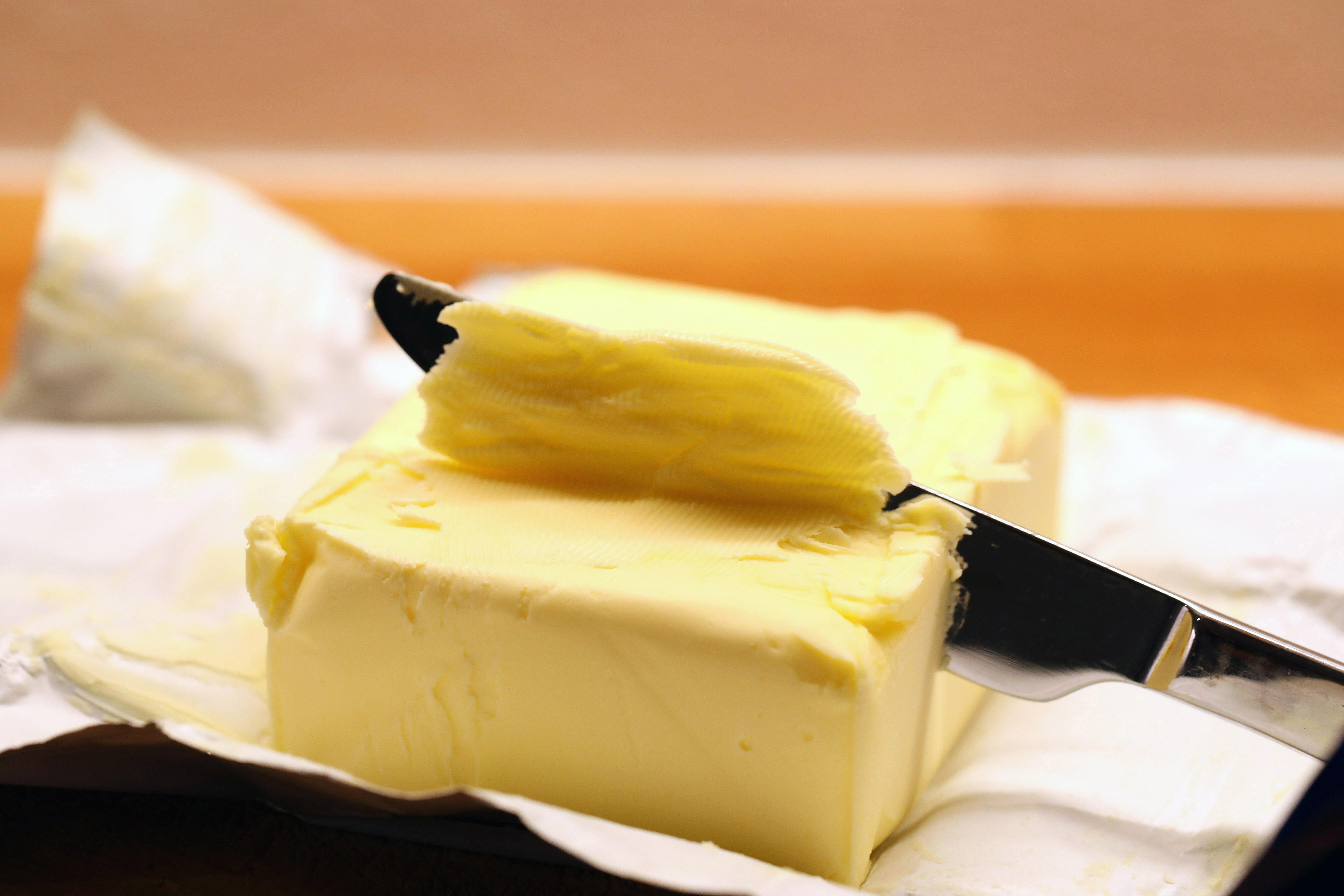 Eine Butter liegt auf dem Tisch.