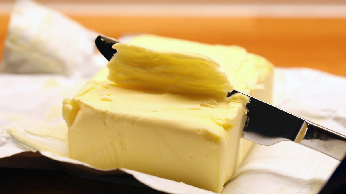 Eine Butter liegt auf dem Tisch.