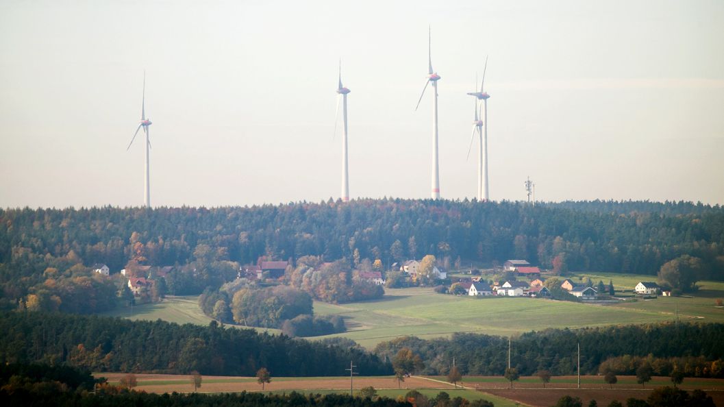 Windräder stehen im Wald nahe Trockau, Bayern