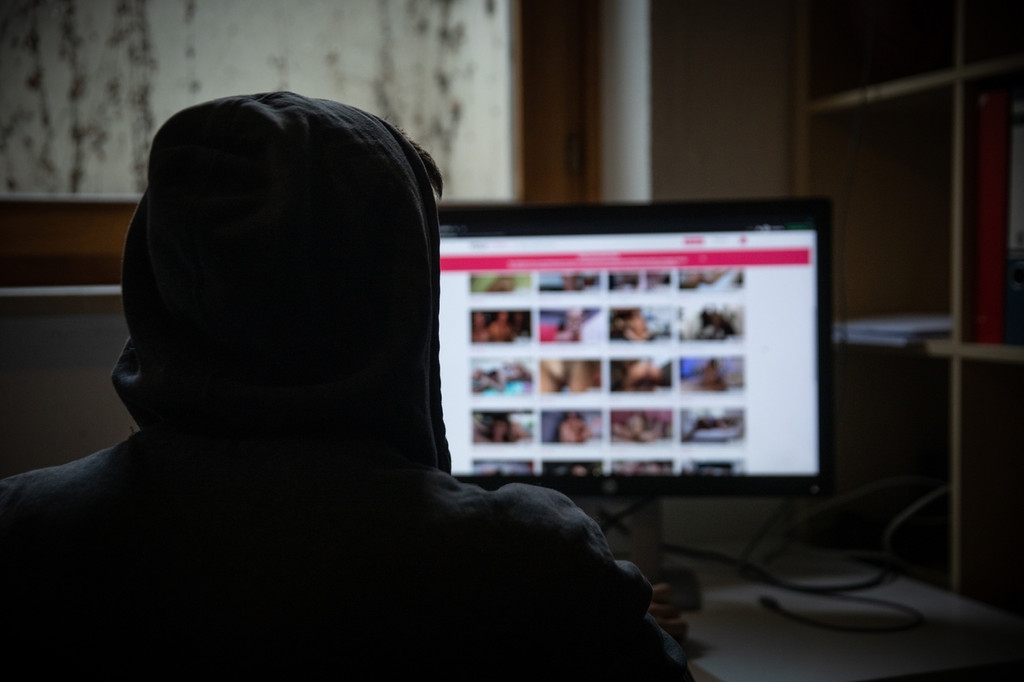 Eine Person konsumiert Pornografie im Internet (Symbolbild).