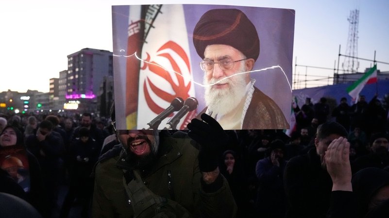Der Tod des iranischen Diktators: Der Zeitpunkt war kein Zufall | Bild: dpa-Bildfunk/Vahid Salemi Der Tod des iranischen Diktators: Der Zeitpunkt war kein Zufall
