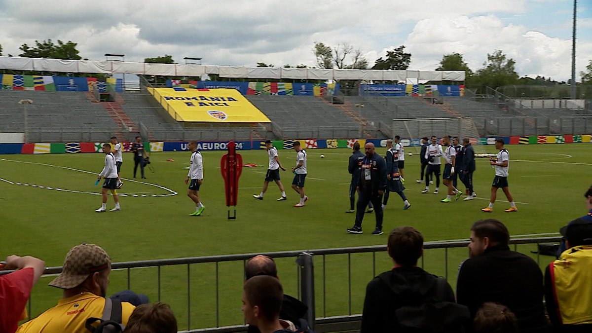 Die rumänische Fußballnationalmannschaft beim öffentlichen Training in Würzburg.