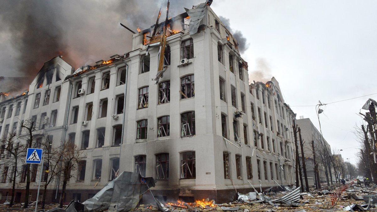 Das Universitätsgebäude unmittelbar nach den Angriffen des russischen Militärs im März 2022.  