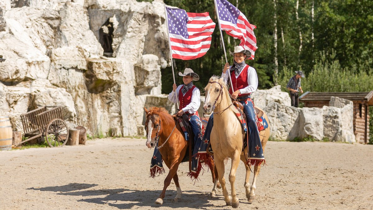 Reiter mit Pferden und amerikanischen Flaggen