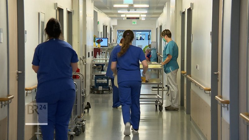 Menschen auf einem Klinikflur bei der Arbeit. | Bild: BR Menschen auf einem Klinikflur bei der Arbeit.