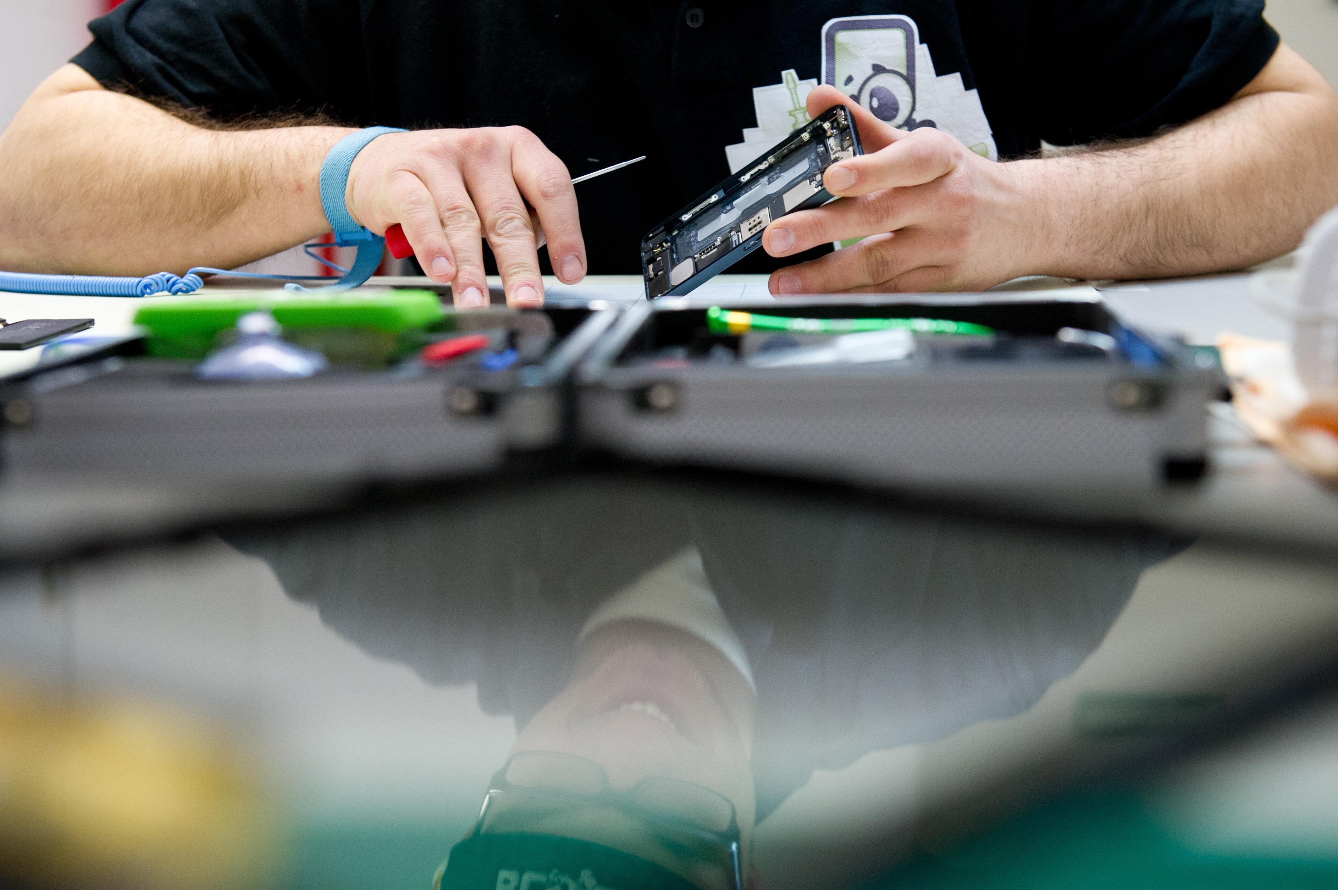 Hier wird ein Smartphone repariert | Bild:dpa Themendienst