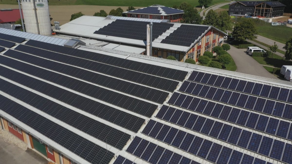 Photovoltaik-Anlage auf dem Dach der Schreinerei Daxenberger in Seeon.