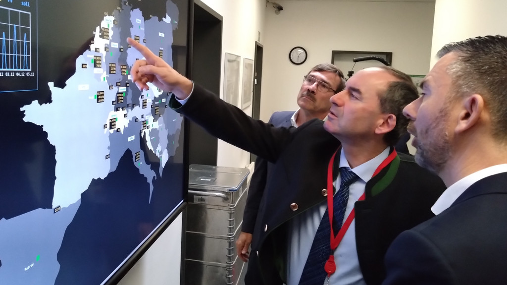 Aiwanger zeigt auf Europakarte - rechts Tennet-Chef Tim Meyerjürgens