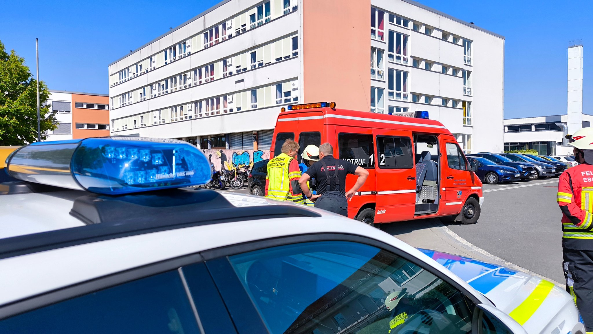 Bombendrohung an einer Schule in der Oberpfalz: hunderte Schüler mussten evakuiert werden. | Bild: NEWS5 / Jürgen Masching Bombendrohung an einer Schule in der Oberpfalz: hunderte Schüler mussten evakuiert werden.