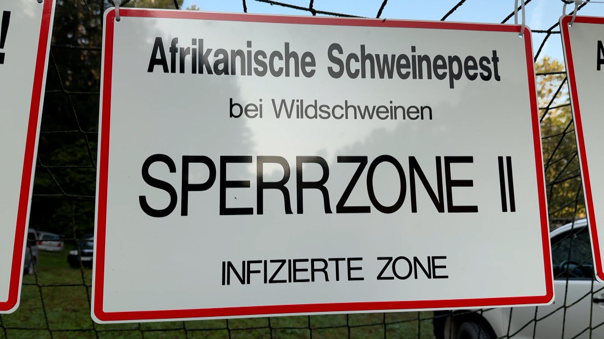 Ein Schild warnt vor der Afrikanischen Schweinepest.