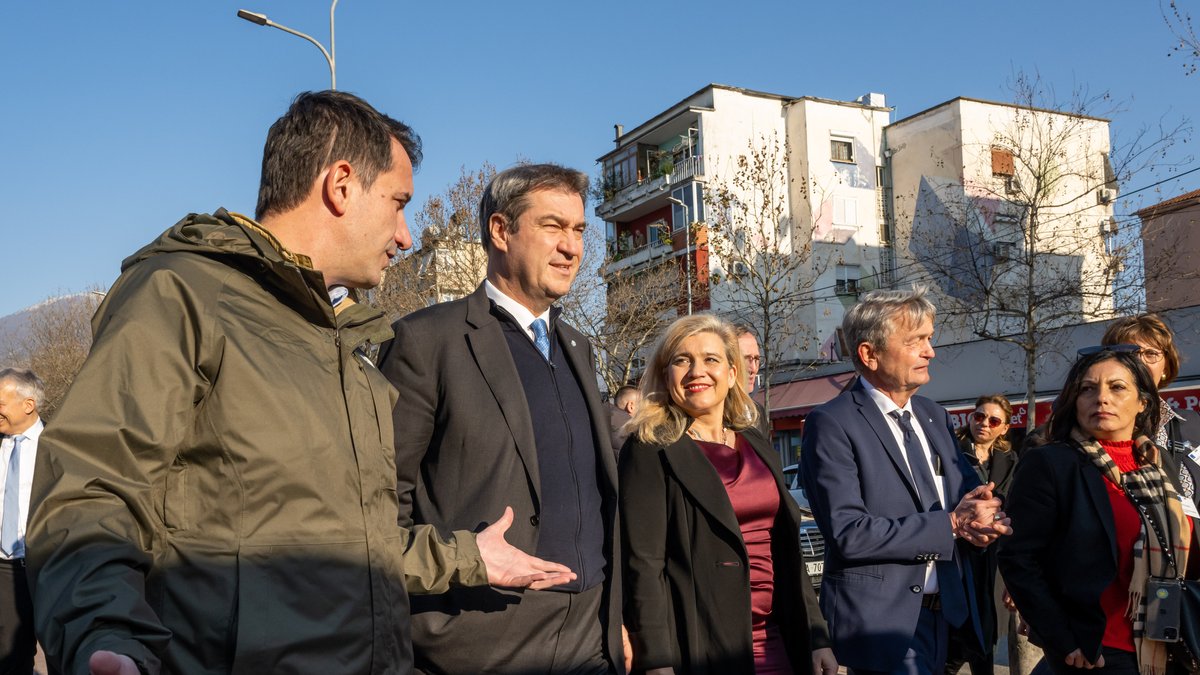 Markus Söder trifft sich auf seiner  Reise nach Albanien mit Erion Veliaj, Bürgermeister  von Tirana, auf dem Franz Josef Strauß-Platz.
