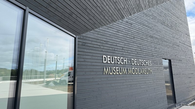 Bild von der dunklen Holz-Außenfassade des Deutsch-Deutschen Museums Mödlareuth | Bild: Pressestelle Landkreis Hof Bild von der dunklen Holz-Außenfassade des Deutsch-Deutschen Museums Mödlareuth