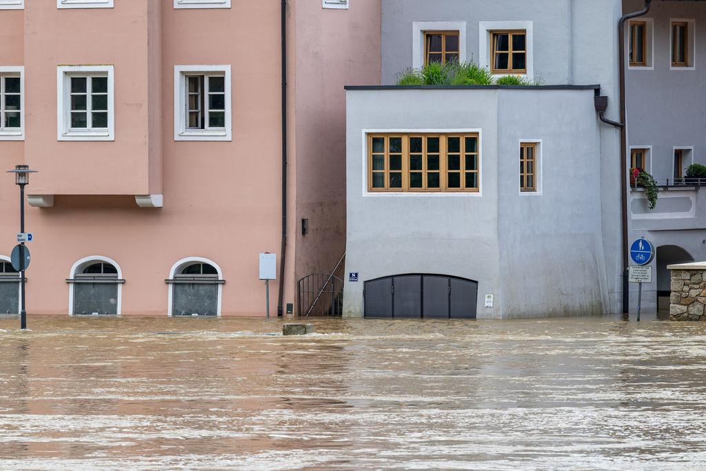 06.06.2024, Bayern, Passau: Teile der Altstadt sind vom Hochwasser der Donau überschwemmt. (zu dpa: «Hochwasserlage bleibt angespannt - Erneut Regen erwartet») Foto: Armin Weigel/dpa +++ dpa-Bildfunk +++