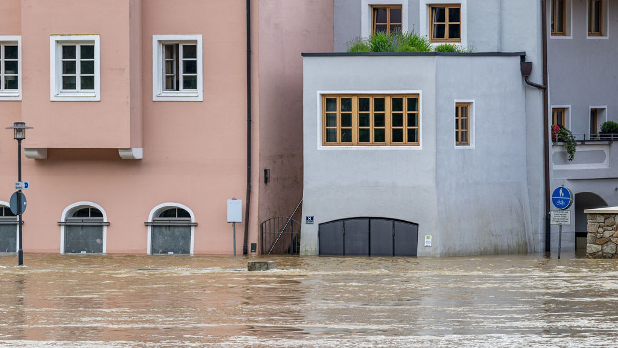 06.06.2024, Bayern, Passau: Teile der Altstadt sind vom Hochwasser der Donau überschwemmt. (zu dpa: «Hochwasserlage bleibt angespannt - Erneut Regen erwartet») Foto: Armin Weigel/dpa +++ dpa-Bildfunk +++