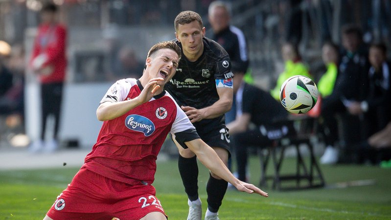 Sebastian Maier (10) foult Said el Mala | Bild: dpa/pa Sebastian Maier (10) foult Said el Mala