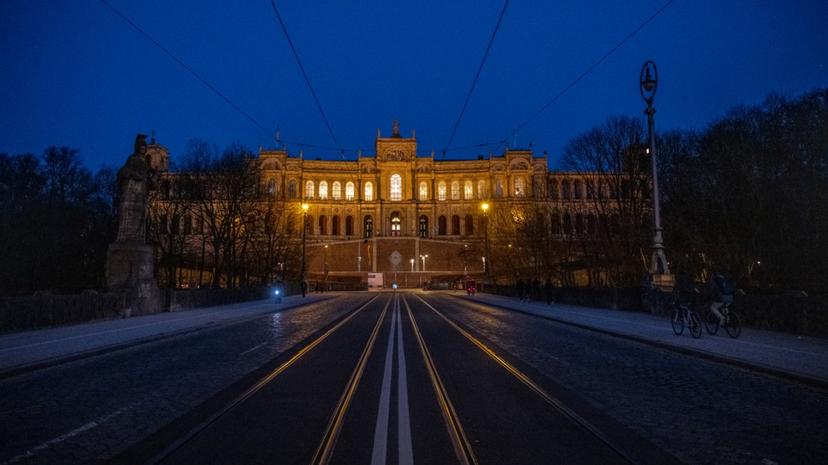 Archivbild: Bayerischer Landtag bei Nacht  
