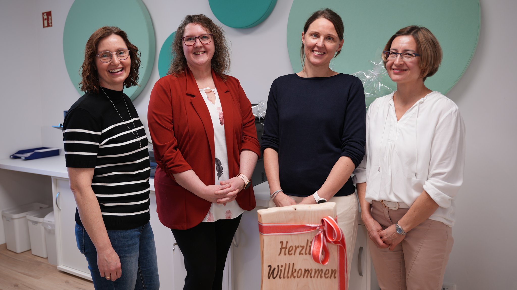 Vier Frauen in einer Arztpraxis lachen in die Kamera. | Bild: Florian Schaller/KVB Vier Frauen in einer Arztpraxis lachen in die Kamera.
