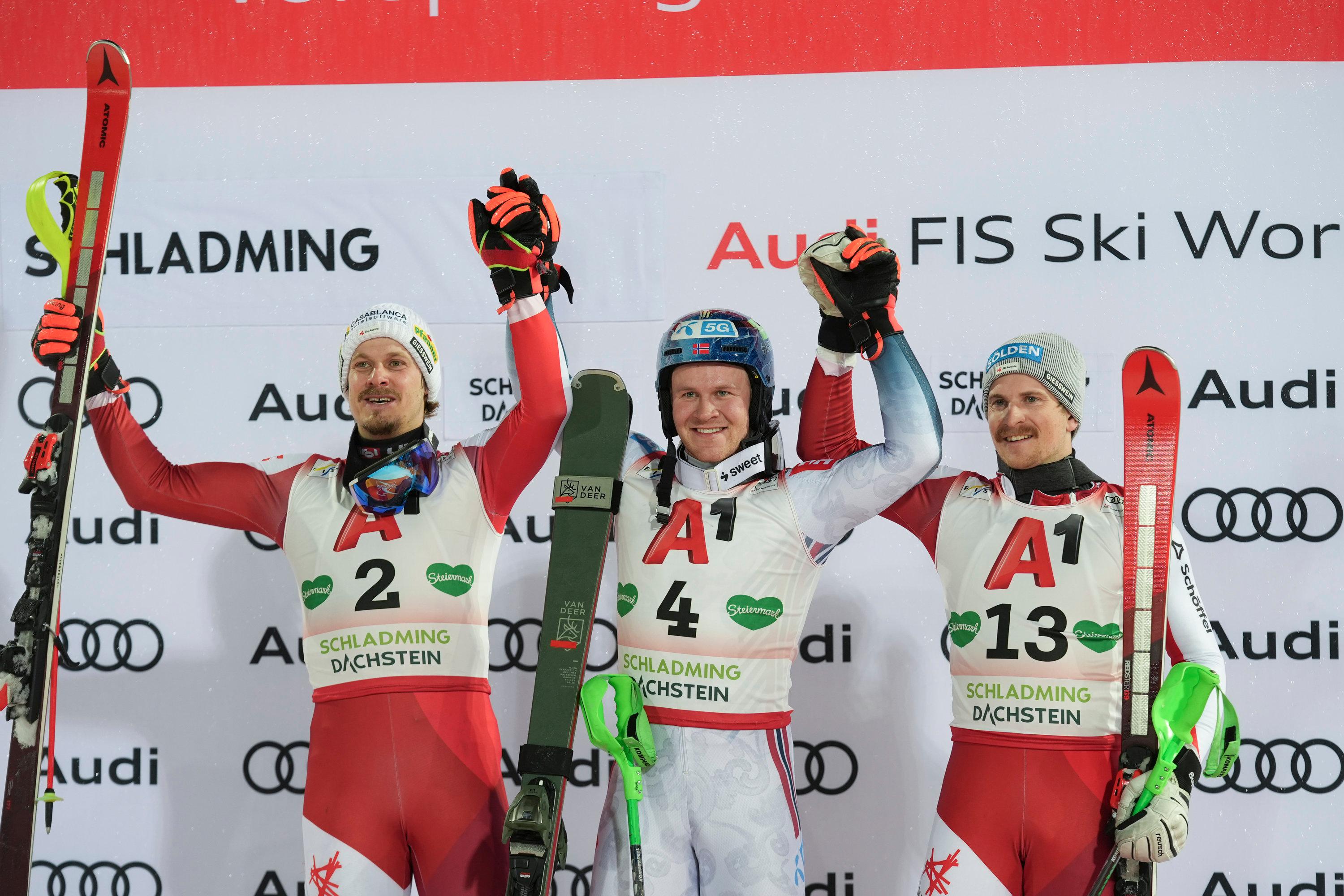 29.01.2025, Österreich, Schladming: Ski alpin, Weltcup, Slalom, Herren. Der Gewinner Timon Haugan aus Norwegen (M) feiert mit dem zweitplatzierten Österreicher Manuel Feller (l) und dem drittplatzierten Österreicher Fabio Gstrein auf dem Podium. 