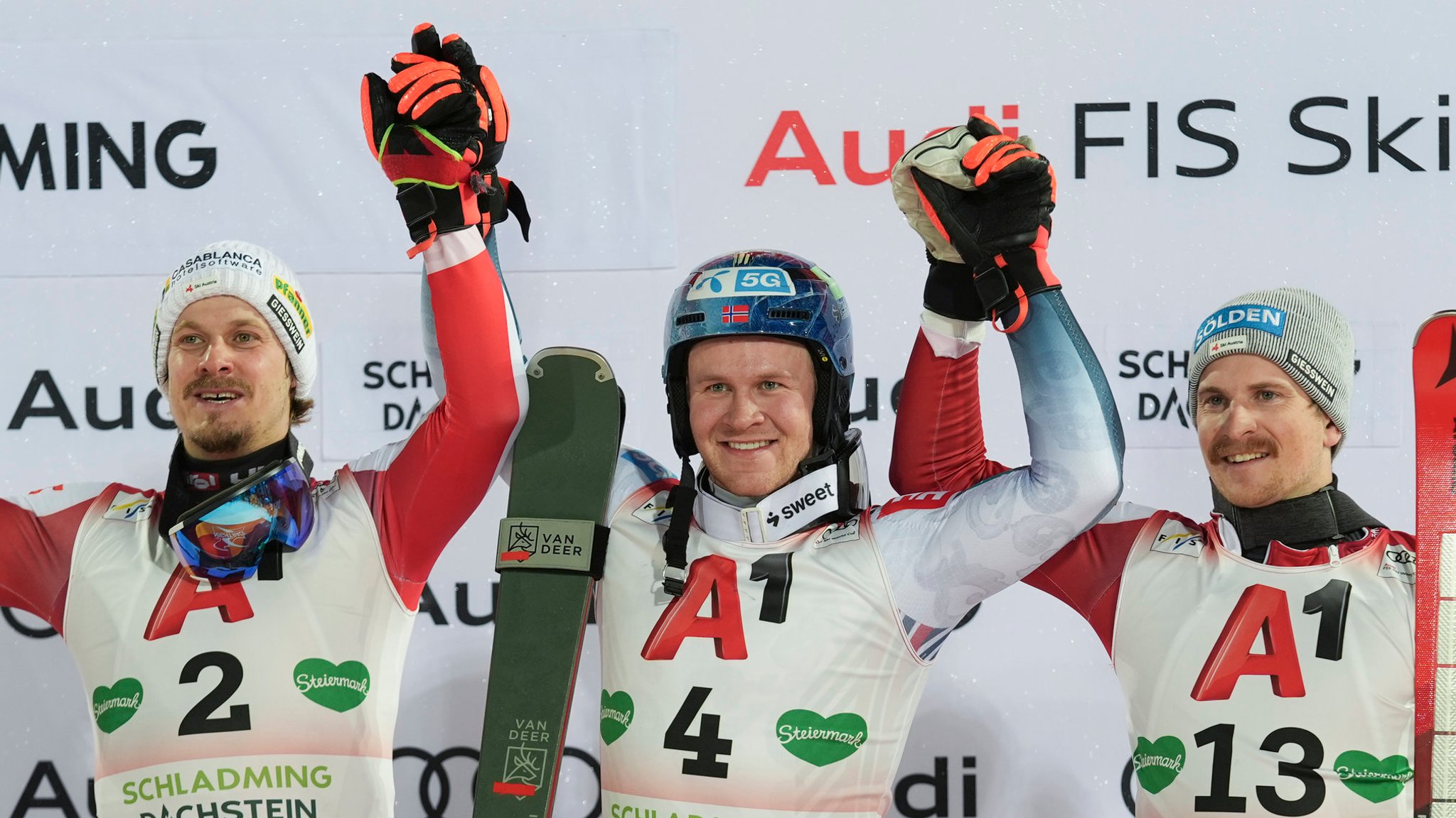 29.01.2025, Österreich, Schladming: Ski alpin, Weltcup, Slalom, Herren. Der Gewinner Timon Haugan aus Norwegen (M) feiert mit dem zweitplatzierten Österreicher Manuel Feller (l) und dem drittplatzierten Österreicher Fabio Gstrein auf dem Podium. 