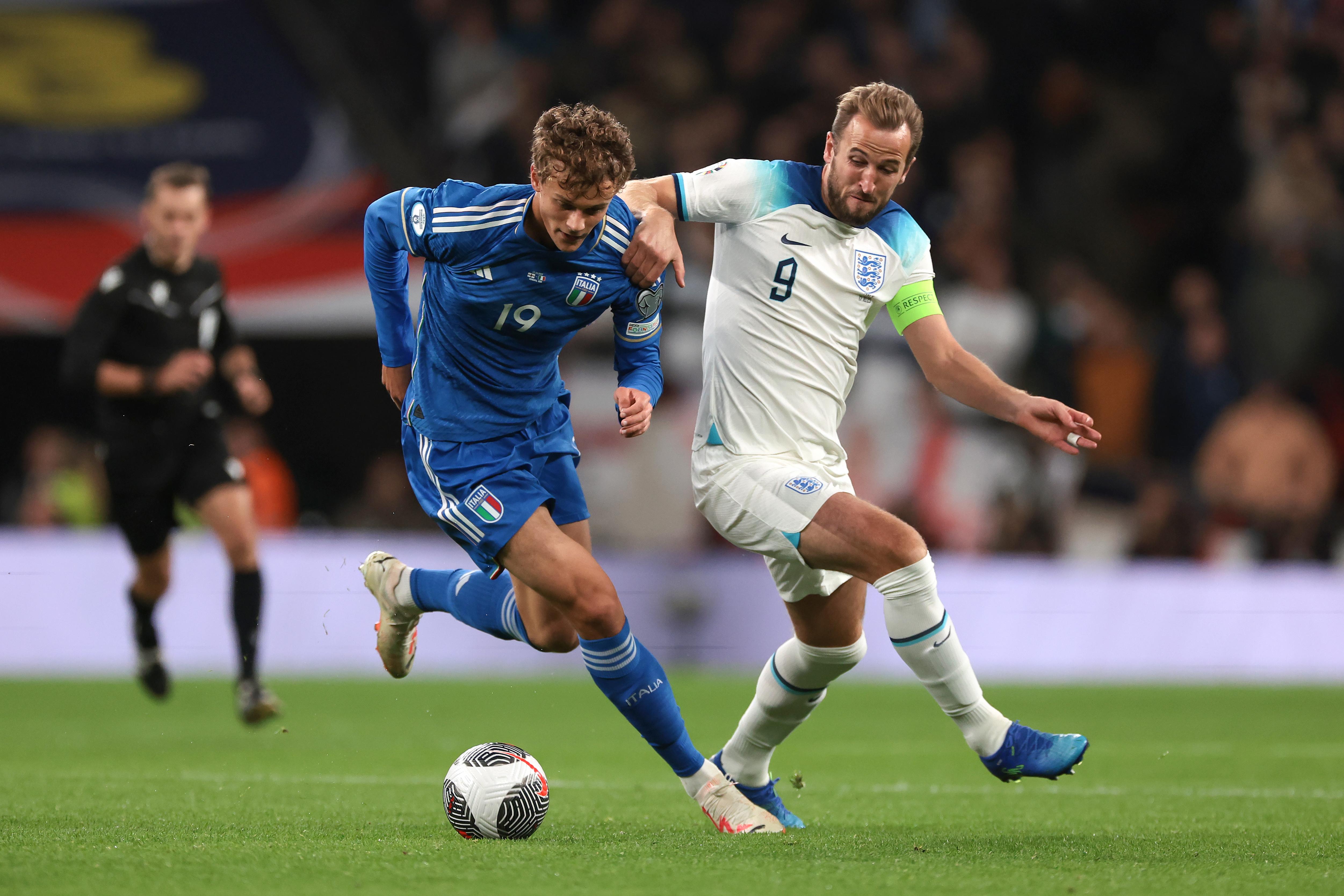 Bergamo-Verteidiger Giorgio Scalvini im Duell mit FC-Bayern-Star Harry Kane | Bild:picture alliance / Newscom | Jonathan Moscrop