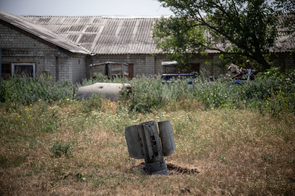 03.07.2022, Ukraine, Slowjansk: Überreste einer Rakete stecken in der Nähe eines Bauernhofs im Dorf Majaky am Stadtrand im Boden. 