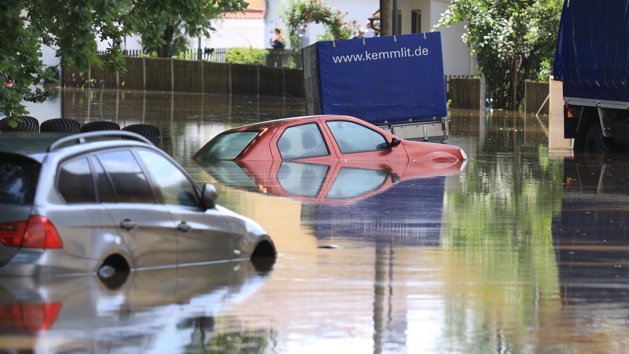 Autos versinken in Schrobenhausen in den Wassermassen