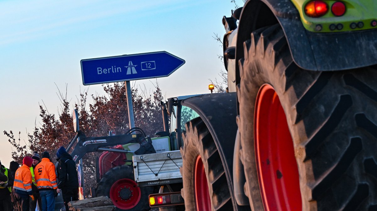 Landwirte blockieren am frühen Morgen des 8.1.2024 mit ihren Traktoren die Auffahrt auf die Autobahn A12 in Richtung Berlin.