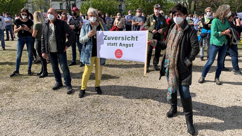 Teilnehmer der "Kundgebung für den Mittelstand" halten ein "Zuversicht statt Angst"-Transparent.