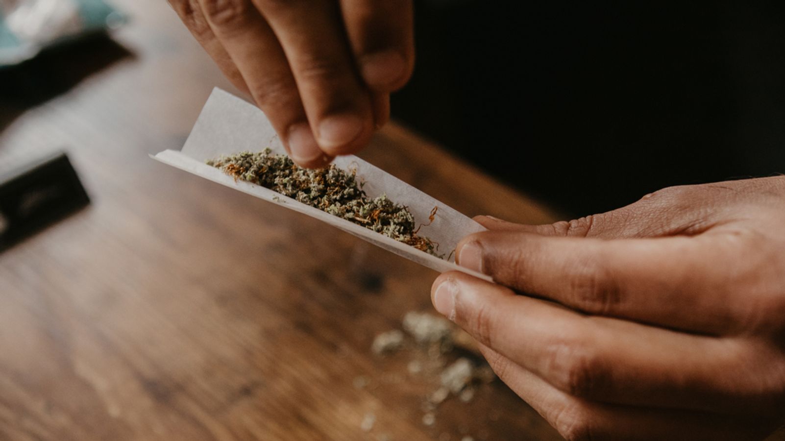 Cannabis-Legalisierung: Warnung vor mehr Konsum bei Jugendlichen | BR24