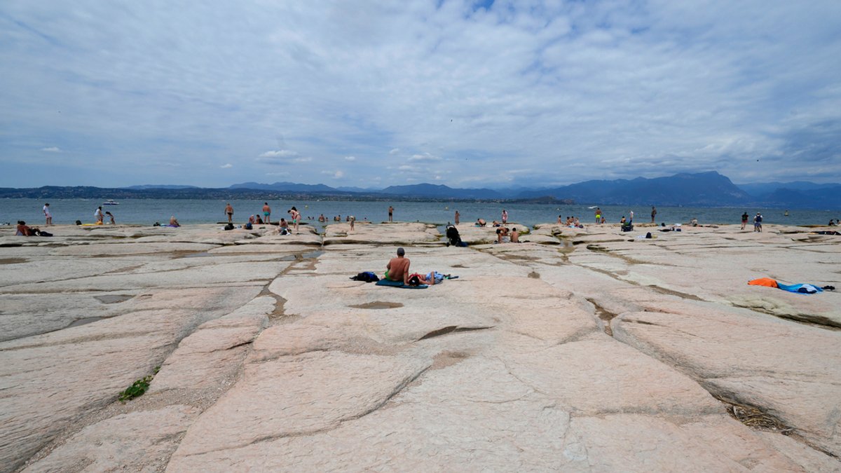 Freigelegte Felsen, karibische Wärme: Gardasee verliert Wasser