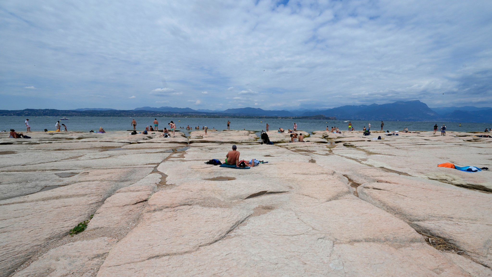 Der Wasserstand des Gardasees ist stark gesunken, wodurch die Steine, die die Halbinsel von Sirmione umgeben, freigelegt wurden.