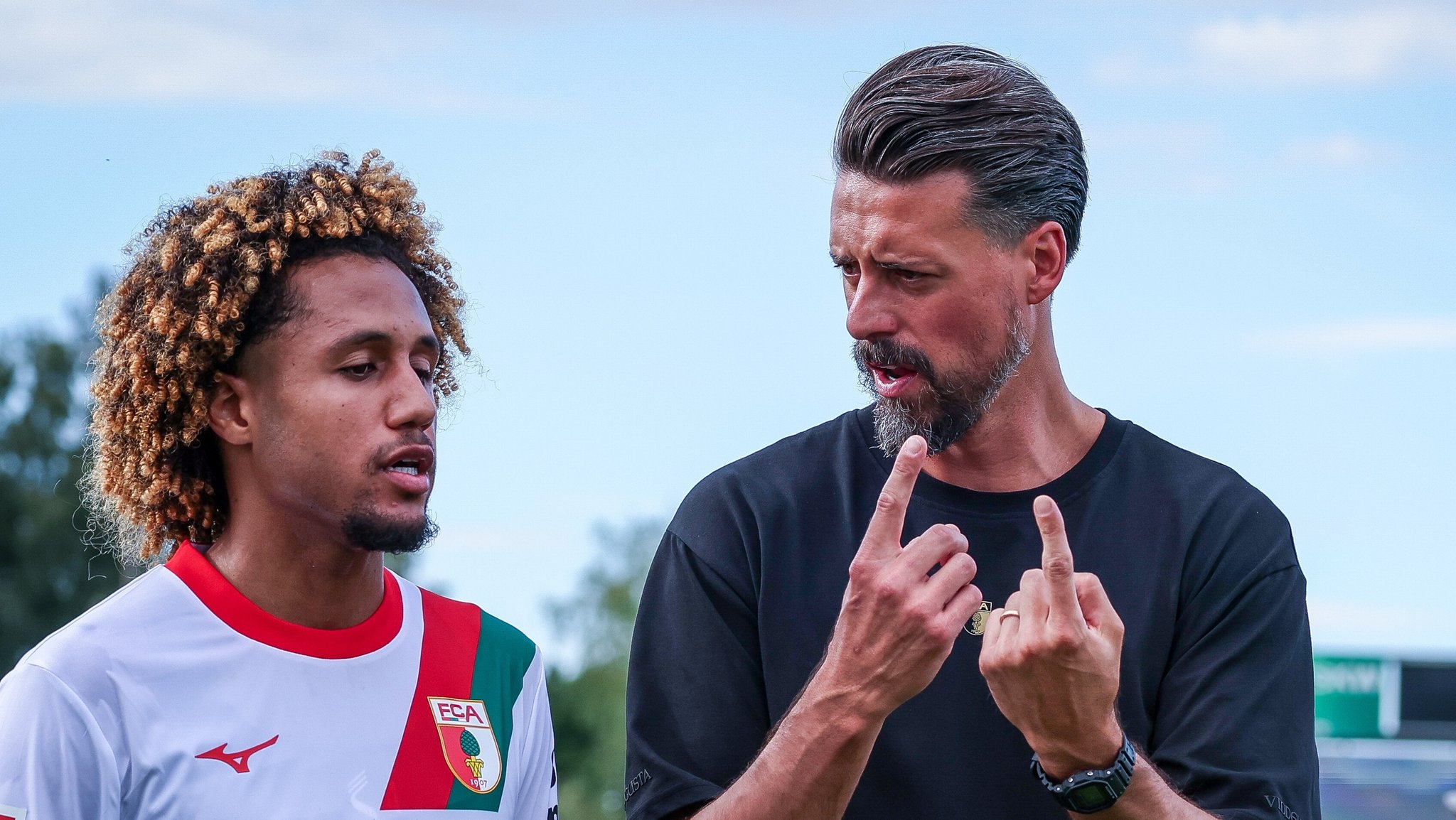 Sandro Wagner (rechts) spricht mit Neuzugang Han-Noah Massengo | Bild: dpa/pa Sandro Wagner (rechts) spricht mit Neuzugang Han-Noah Massengo