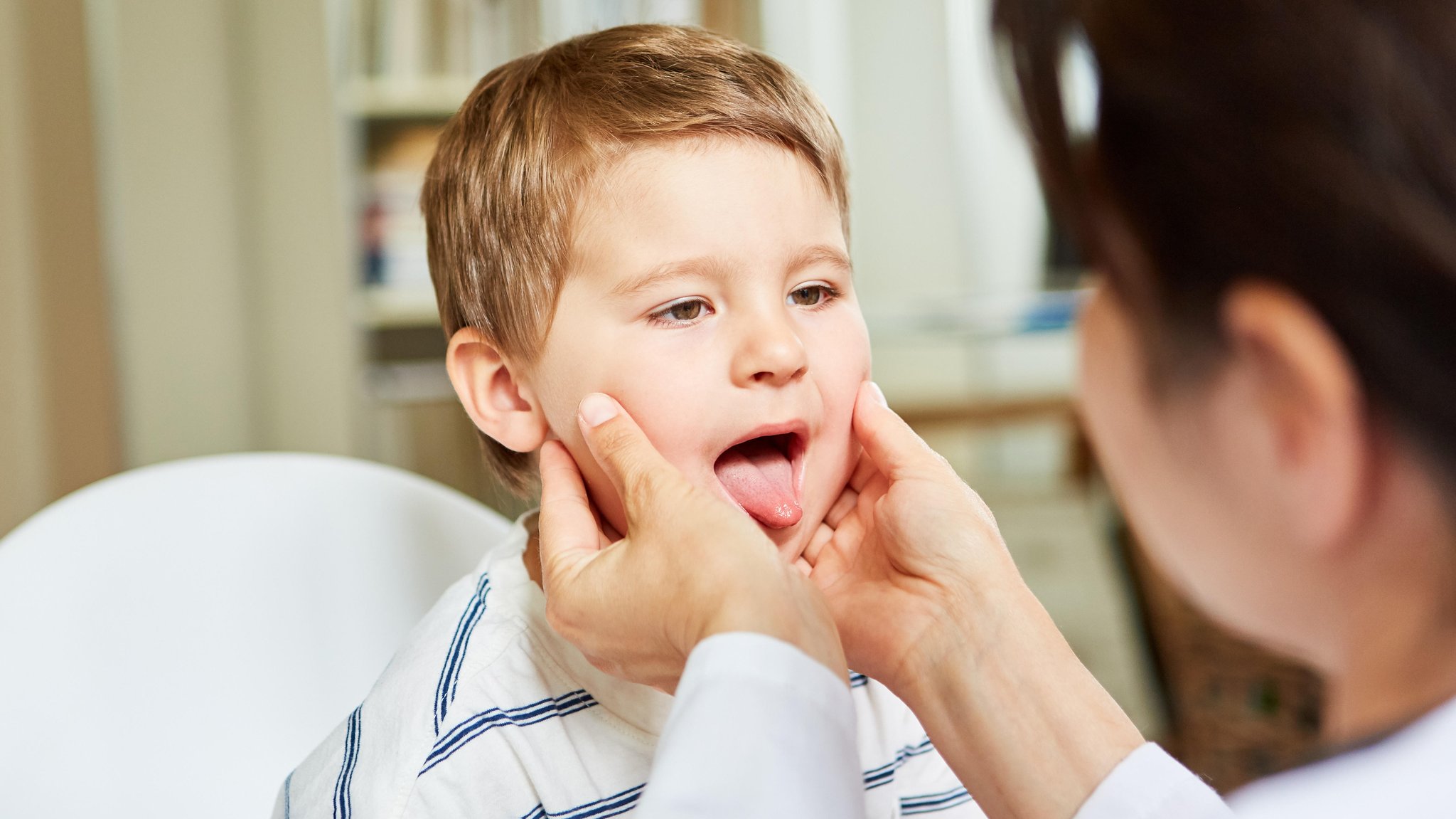 Kind wir mit Fühlen der Lymphknoten untersucht