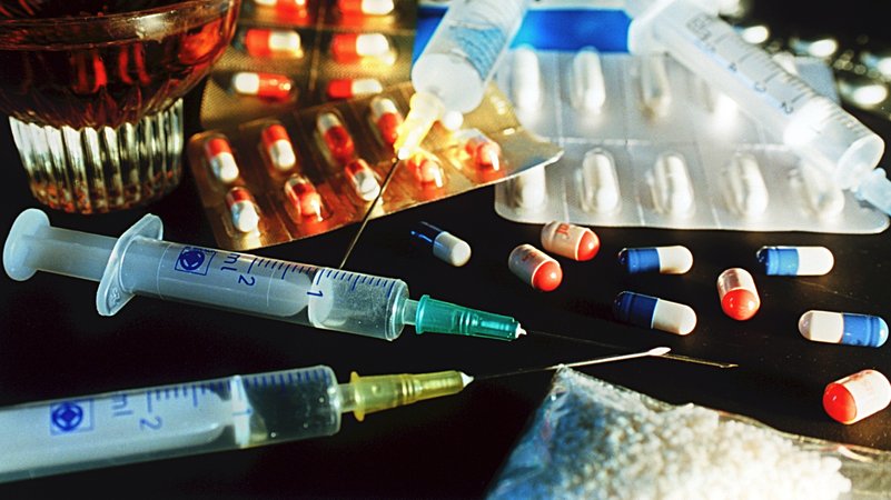 Unterschiedlichste Drogen und Suchtmittel z.B. in Spritzen, Tabletten, als Pulver in Tüten | Bild: picture-alliance/ dpa | Hubert Link Unterschiedlichste Drogen und Suchtmittel z.B. in Spritzen, Tabletten, als Pulver in Tüten