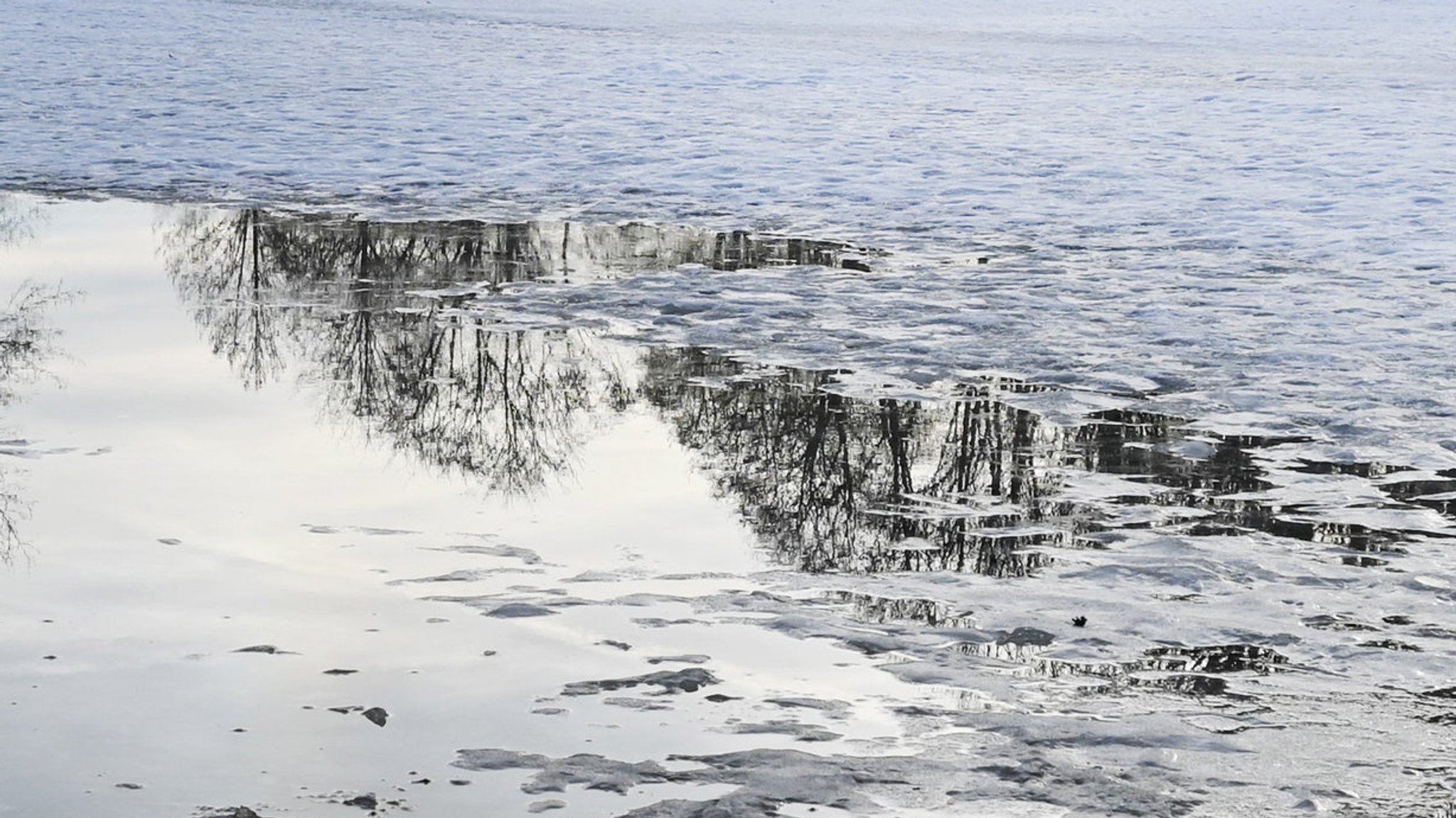 Schnee schmilzt bei Temperaturen über null Grad (Symbolbild) | Bild: dpa-Bildfunk / Katrin Requadt Schnee schmilzt bei Temperaturen über null Grad (Symbolbild)