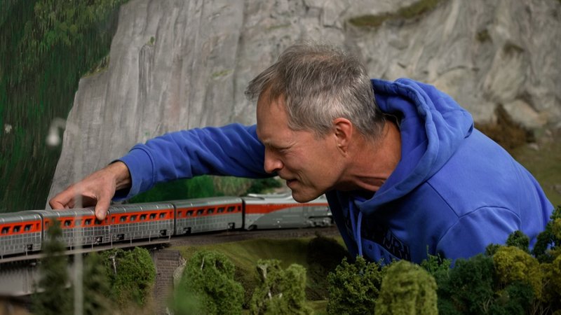 Dieter Rothenfusser überprüft, ob die Modelleisenbahn im Gleis sitzt
