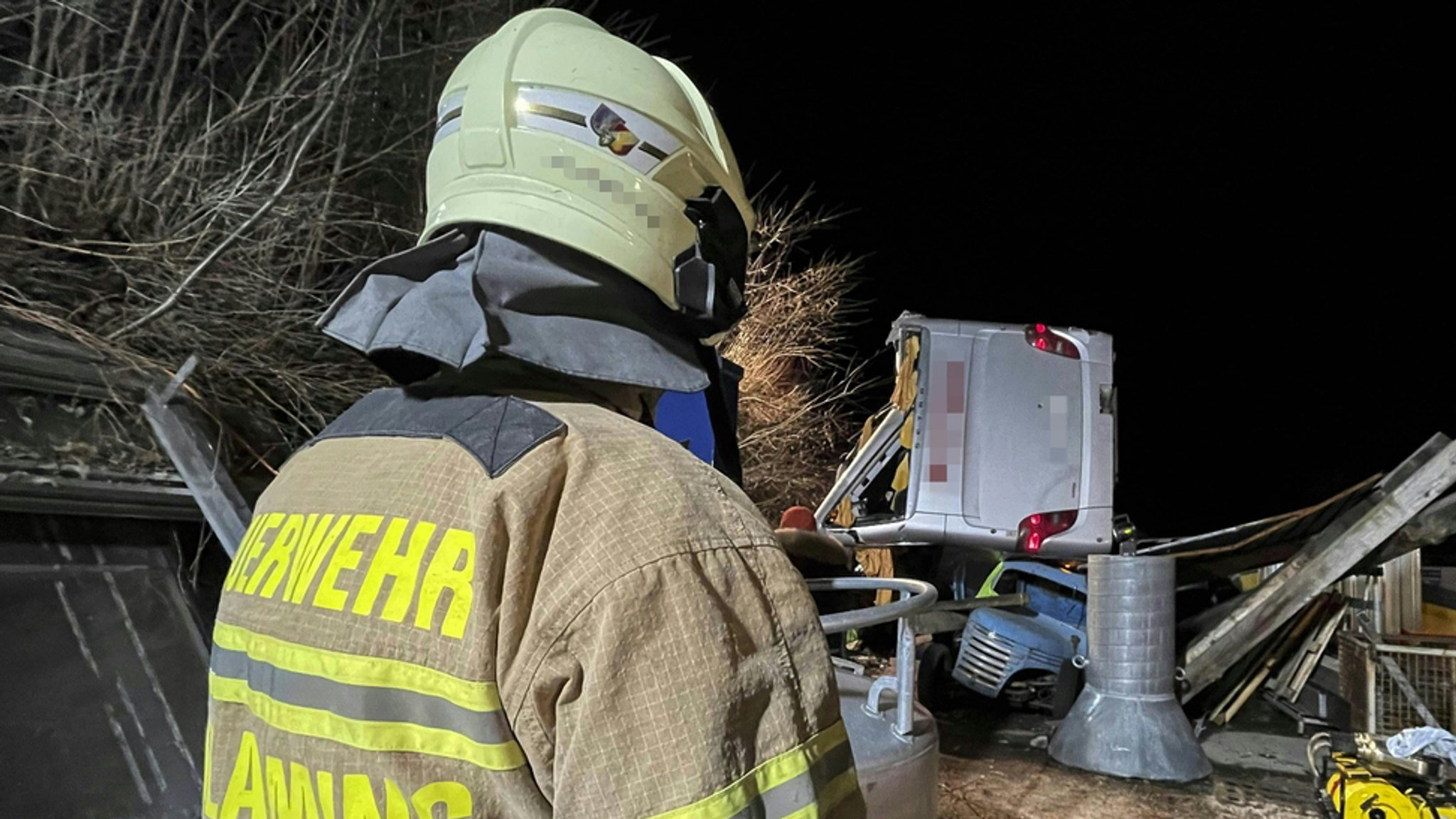 Rettungskräfte der Feuerwehr sind am Unglücksort im Einsatz