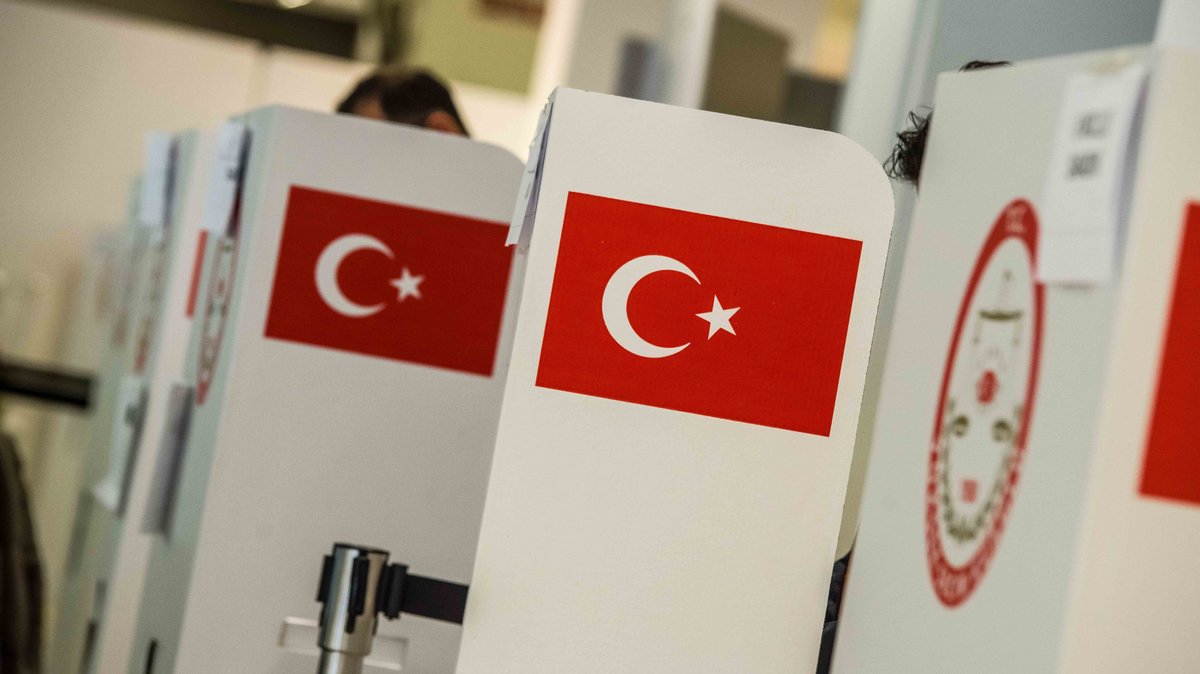 Wahlkabinen in München zur Türkeiwahl