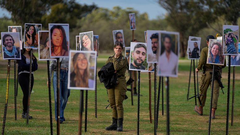 (Symbolbild) Ein vermutete Geisel der Hamas wurde tot aufgefunden. Die Hamas hält seit ihrem Massaker am 7. Oktober 2023 noch immer Geisel fest. | Bild:picture alliance / ASSOCIATED PRESS | Ohad Zwigenberg