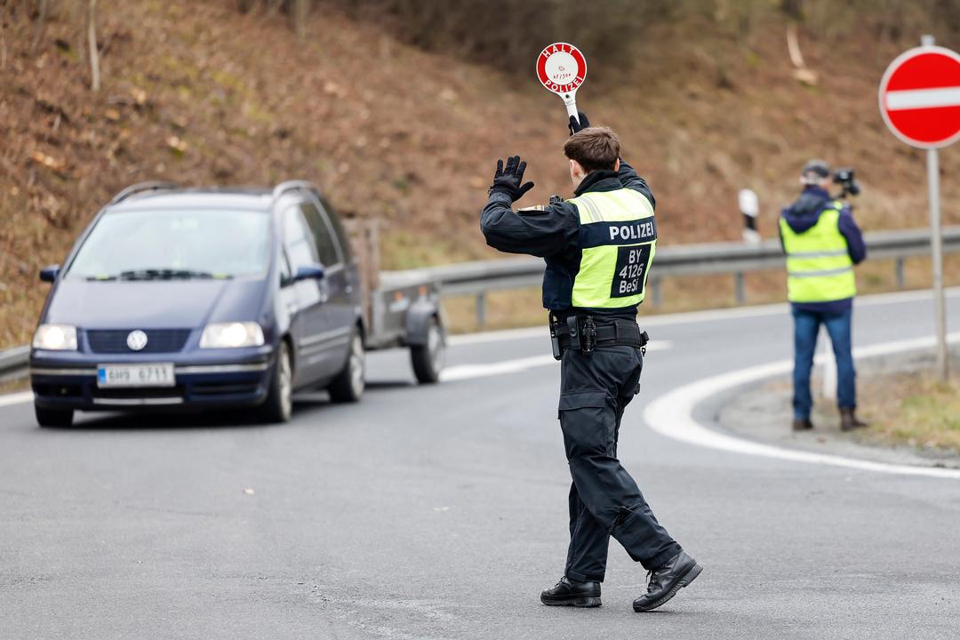 Nach Deutschland einreisende Personen und Autos werden von der Bayerischen Grenzpolizei bei Waidhaus kontrolliert (Symbolbild). 