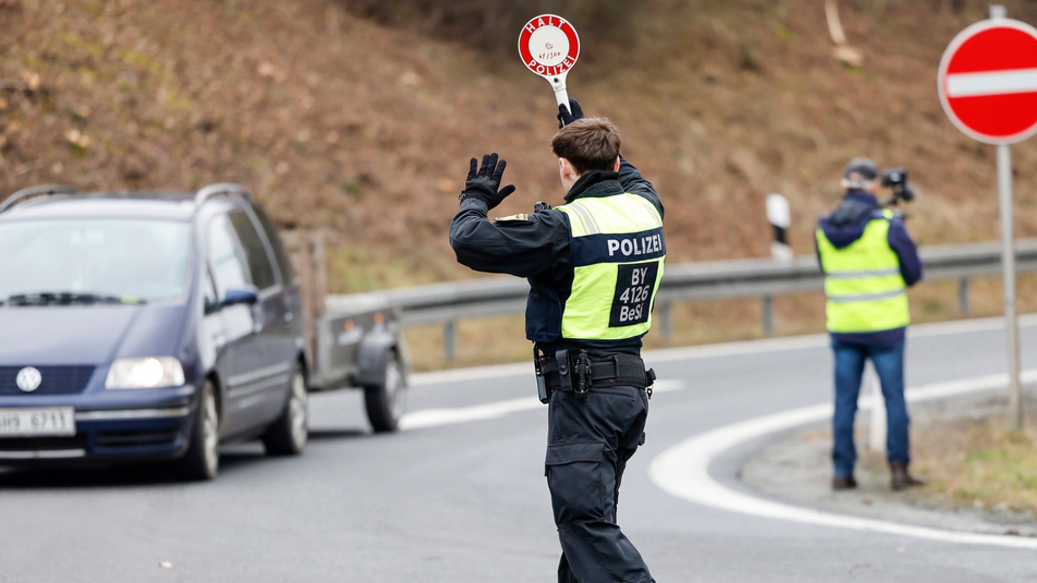 Nach Deutschland einreisende Personen und Autos werden von der Bayerischen Grenzpolizei bei Waidhaus kontrolliert (Symbolbild). 